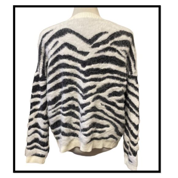 Time & Tru  XXL/2XG Zebra Print Fuzzy Pullover Sweater (20) - Picture 3 of 9